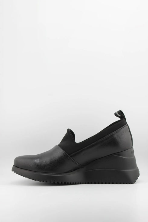 Wonders Slip-On Textured Platform Loafers